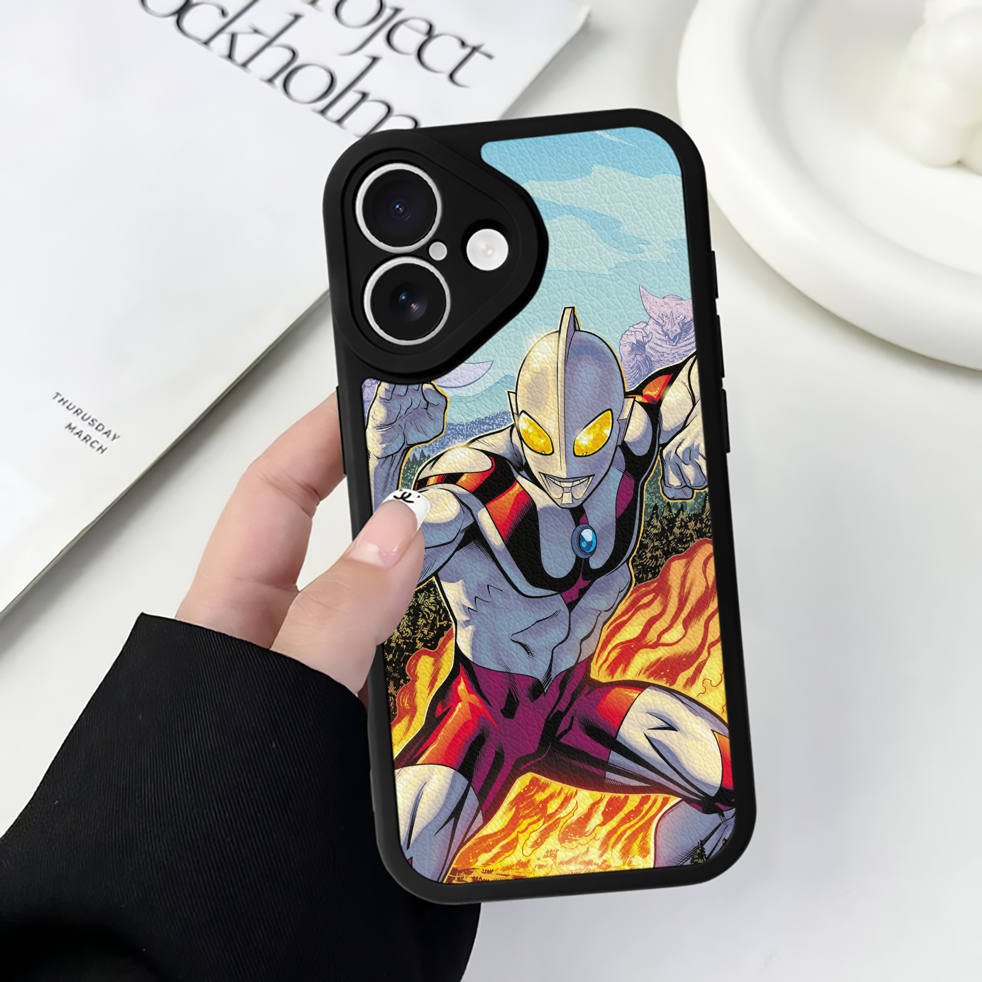 （画像用） ウルトラマン Ultraman 【iPhone 16シリーズ対応】シリコンスマホケース（レザー調） 材質：シリコン